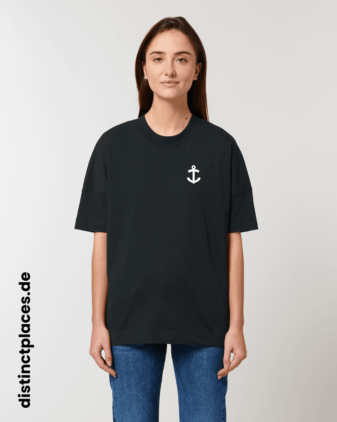 Frau von vorne trägt schwarzes fairtrade, vegan und bio-baumwoll T-Shirt mit einem minimalistischem weißen Logo, beziehungsweise Wappen für Ludwigshafen