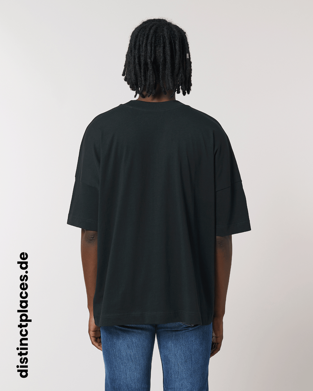 Mann von hinten trägt schwarzes fairtrade, vegan und bio-baumwoll Oversized T-Shirt mit einem minimalistischem weißen Logo, beziehungsweise Wappen für Ludwigshafen