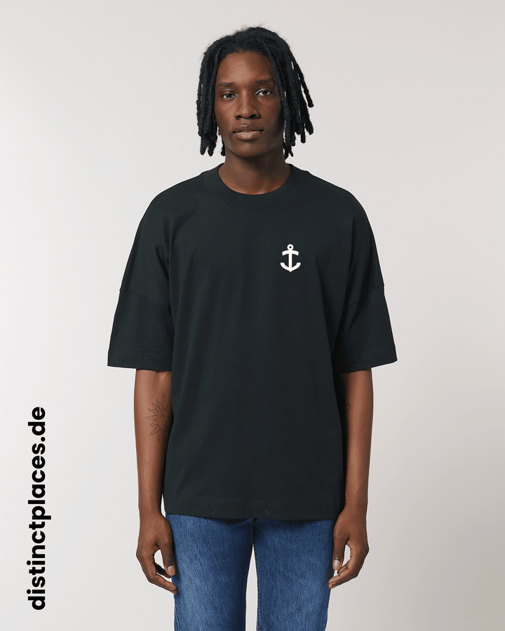 Mann von vorne trägt schwarzes fairtrade, vegan und bio-baumwoll T-Shirt mit einem minimalistischem weißen Logo, beziehungsweise Wappen für Ludwigshafen