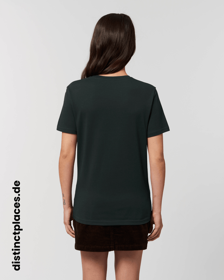 Frau von hinten trägt schwarzes fairtrade, vegan und bio-baumwoll T-Shirt mit einem minimalistischem weißen Logo, beziehungsweise Wappen für Ludwigshafen