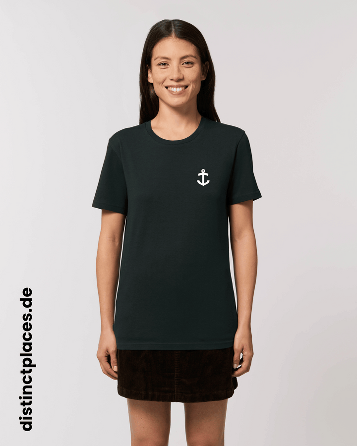 Mann von vorne trägt schwarzes fairtrade, vegan und bio-baumwoll T-Shirt mit einem minimalistischem weißen Logo, beziehungsweise Wappen für Ludwigshafen