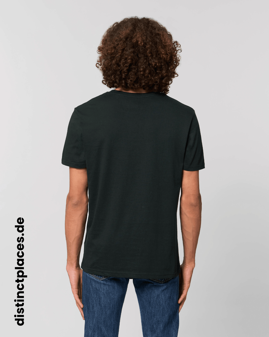 Mann von hinten trägt schwarzes fairtrade, vegan und bio-baumwoll T-Shirt mit einem minimalistischem weißen Logo, beziehungsweise Wappen für Ludwigshafen