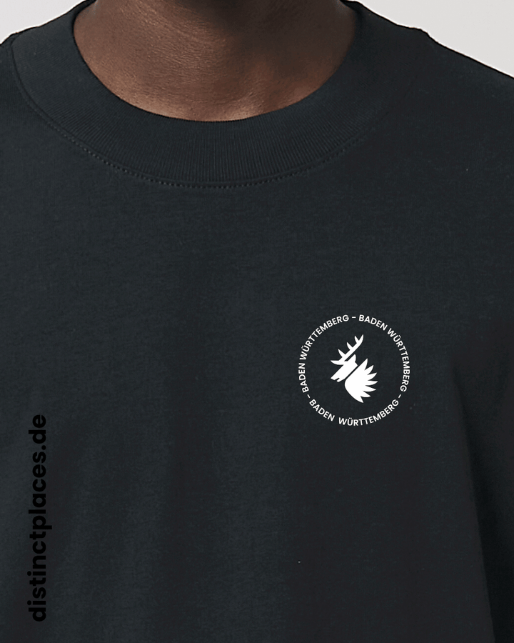 Detailansicht schwarzes fairtrade, vegan und bio-baumwoll Oversized T-Shirt von vorne mit einem minimalistischem weißen Logo, beziehungsweise Wappen und Schriftzug für Baden-Wuerttemberg