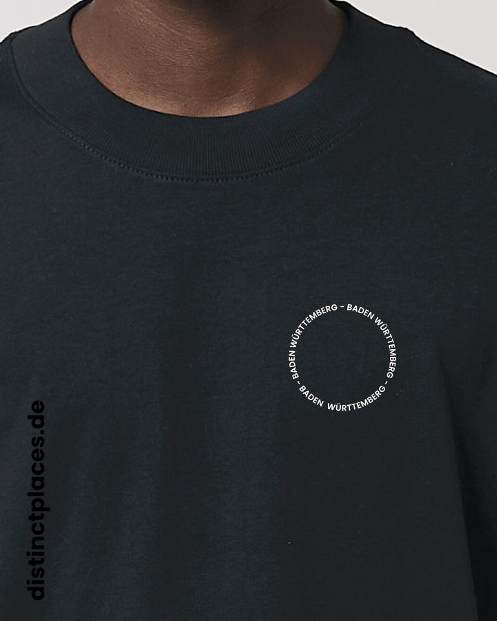 Detailansicht schwarzes fairtrade, vegan und bio-baumwoll Oversized T-Shirt von vorne mit einem minimalistischem weißen Logo, beziehungsweise Schriftzug für Baden-Wuerttemberg