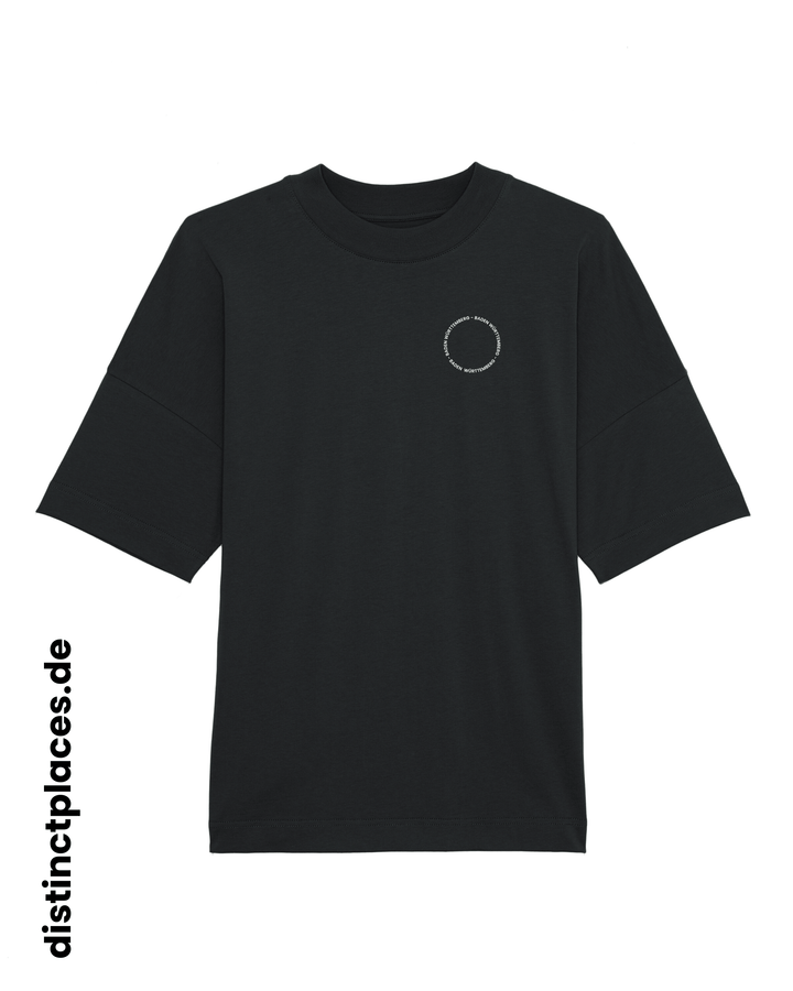 Schwarzes fairtrade, vegan und bio-baumwoll T-Shirt von vorne mit einem minimalistischem weißen Logo, beziehungsweise Schriftzug für Baden-Wuerttemberg