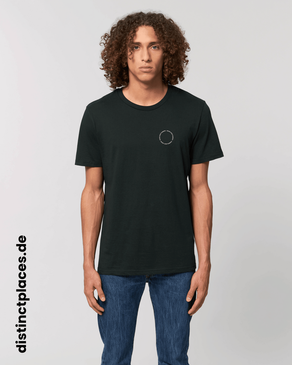 Mann von vorne trägt schwarzes fairtrade, vegan und bio-baumwoll T-Shirt mit einem minimalistischem weißen Logo, beziehungsweise Schriftzug für Baden-Wuerttemberg