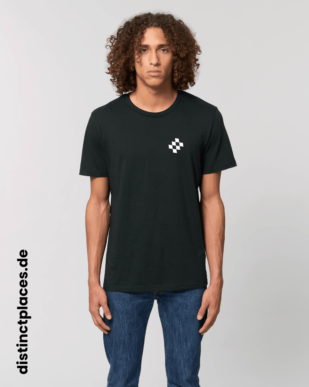 Mann von vorne trägt schwarzes fairtrade, vegan und bio-baumwoll T-Shirt mit einem minimalistischem weißen Logo, beziehungsweise Wappen für Bayern