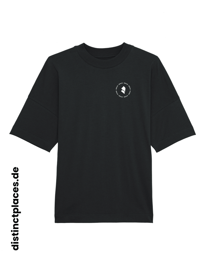 Schwarzes fairtrade, vegan und bio-baumwoll T-Shirt von vorne mit einem minimalistischem weißen Logo, beziehungsweise Wappen und Schriftzug für Berlin