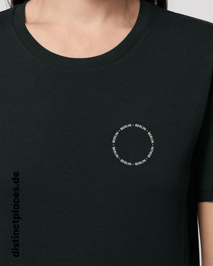 Detailansicht schwarzes fairtrade, vegan und bio-baumwoll T-Shirt von vorne mit einem minimalistischem weißen Logo, beziehungsweise Schriftzug für Berlin