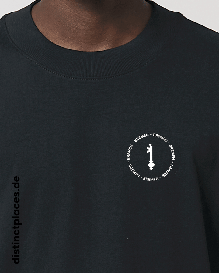 Detailansicht schwarzes fairtrade, vegan und bio-baumwoll Oversized T-Shirt von vorne mit einem minimalistischem weißen Logo, beziehungsweise Wappen und Schriftzug für Bremen