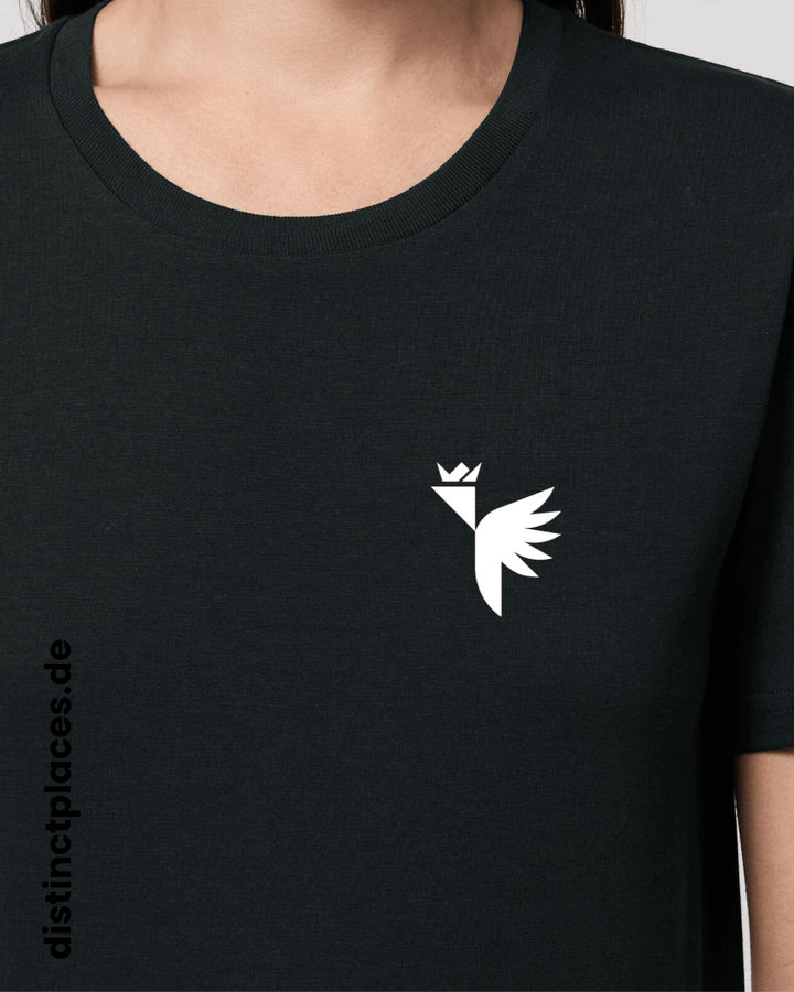Detailansicht schwarzes fairtrade, vegan und bio-baumwoll T-Shirt von vorne mit einem minimalistischem weißen Logo, beziehungsweise Wappen für Frankfurt