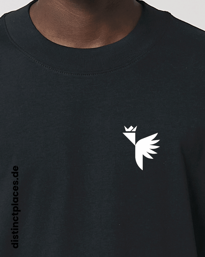 Detailansicht schwarzes fairtrade, vegan und bio-baumwoll Oversized T-Shirt von vorne mit einem minimalistischem weißen Logo, beziehungsweise Wappen für Frankfurt