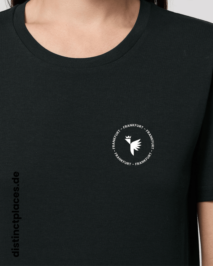 Detailansicht schwarzes fairtrade, vegan und bio-baumwoll T-Shirt von vorne mit einem minimalistischem weißen Logo, beziehungsweise Wappen und Schriftzug für Frankfurt