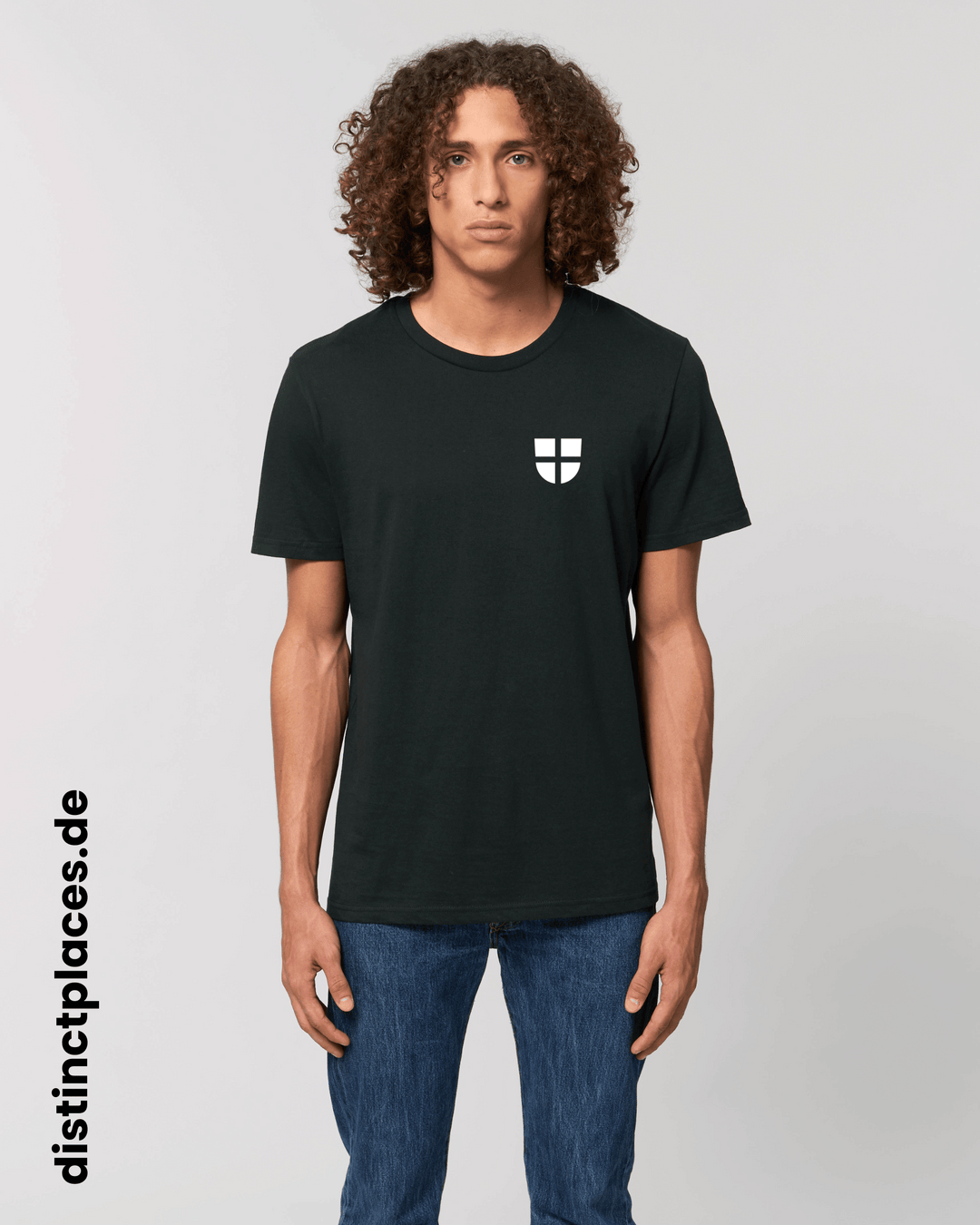 Mann von vorne trägt schwarzes fairtrade, vegan und bio-baumwoll T-Shirt mit einem minimalistischem weißen Logo, beziehungsweise Wappen für Heidelberg