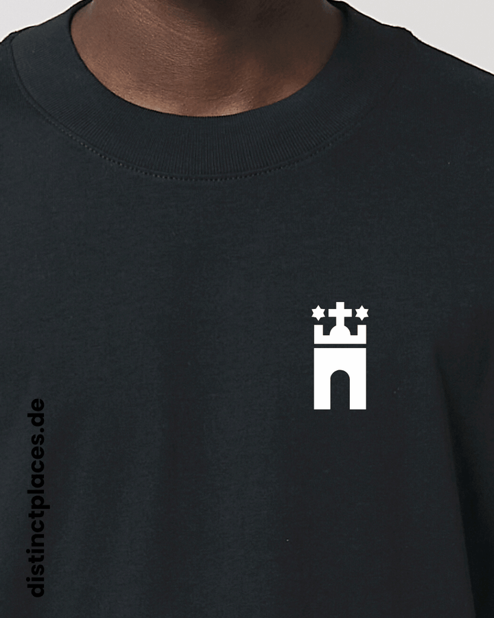 Detailansicht schwarzes fairtrade, vegan und bio-baumwoll Oversized T-Shirt von vorne mit einem minimalistischem weißen Logo, beziehungsweise Wappen für Hamburg