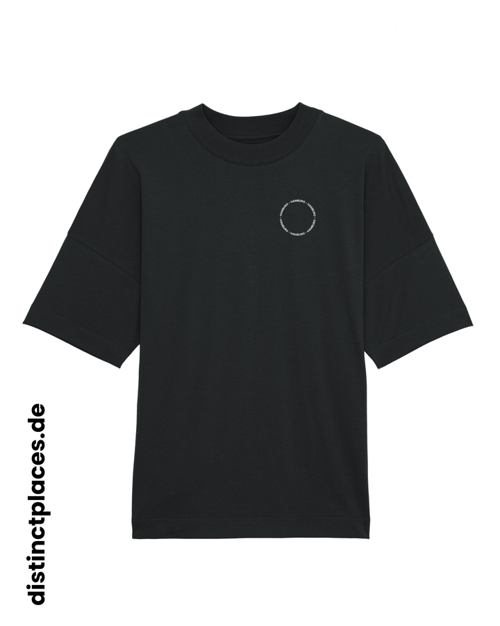 Schwarzes fairtrade, vegan und bio-baumwoll T-Shirt von vorne mit einem minimalistischem weißen Logo, beziehungsweise Schriftzug für Hamburg
