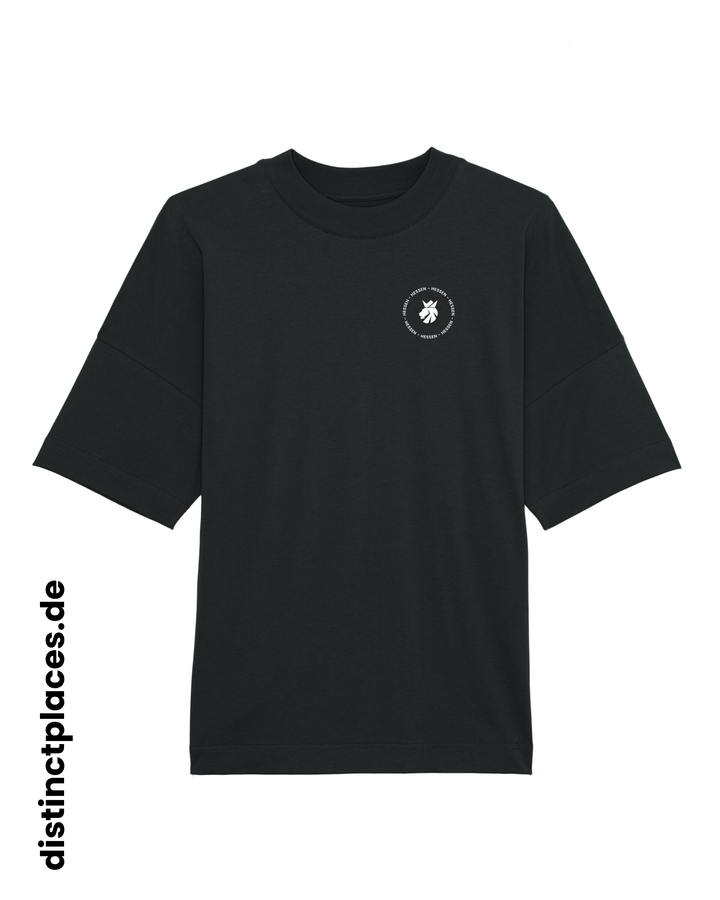 Schwarzes fairtrade, vegan und bio-baumwoll T-Shirt von vorne mit einem minimalistischem weißen Logo, beziehungsweise Wappen und Schriftzug für Hessen