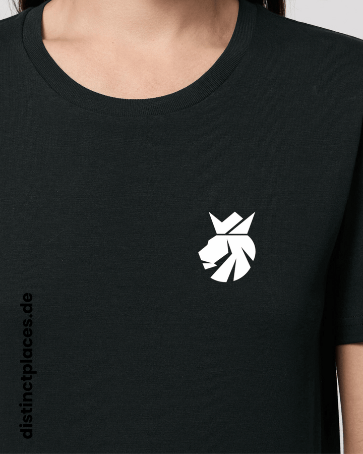 Detailansicht schwarzes fairtrade, vegan und bio-baumwoll T-Shirt von vorne mit einem minimalistischem weißen Logo, beziehungsweise Wappen für Hessen