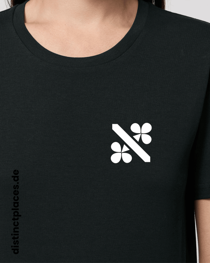 Detailansicht schwarzes fairtrade, vegan und bio-baumwoll T-Shirt von vorne mit einem minimalistischem weißen Logo, beziehungsweise Wappen für Kassel