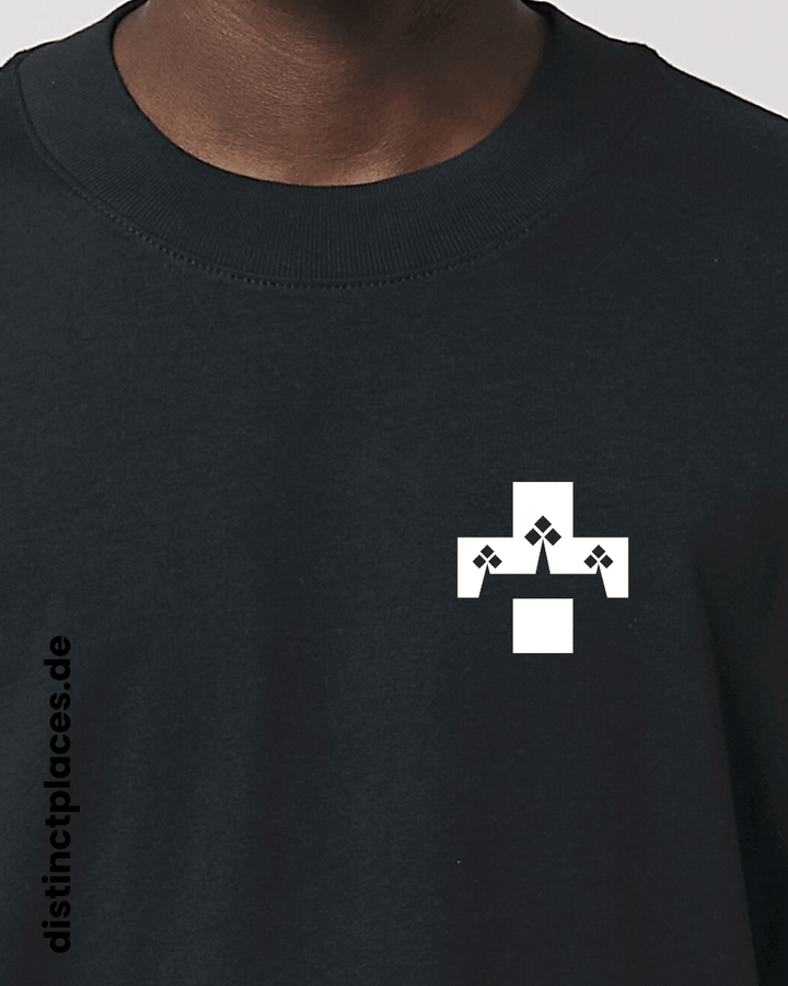 Detailansicht schwarzes fairtrade, vegan und bio-baumwoll Oversized T-Shirt von vorne mit einem minimalistischem weißen Logo, beziehungsweise Wappen für Koblenz