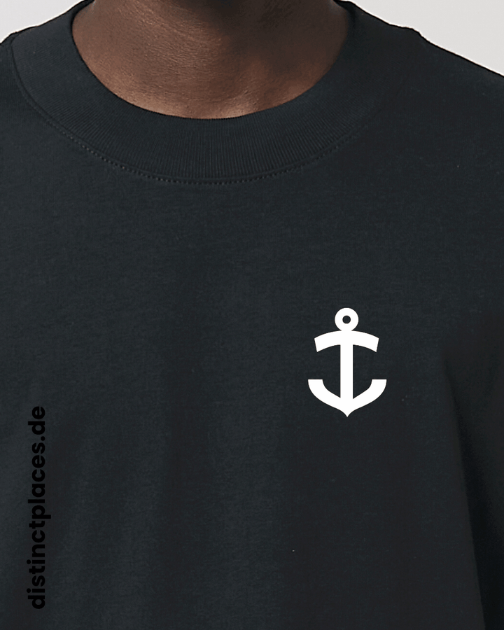 Detailansicht schwarzes fairtrade, vegan und bio-baumwoll Oversized T-Shirt von vorne mit einem minimalistischem weißen Logo, beziehungsweise Wappen für Ludwigshafen