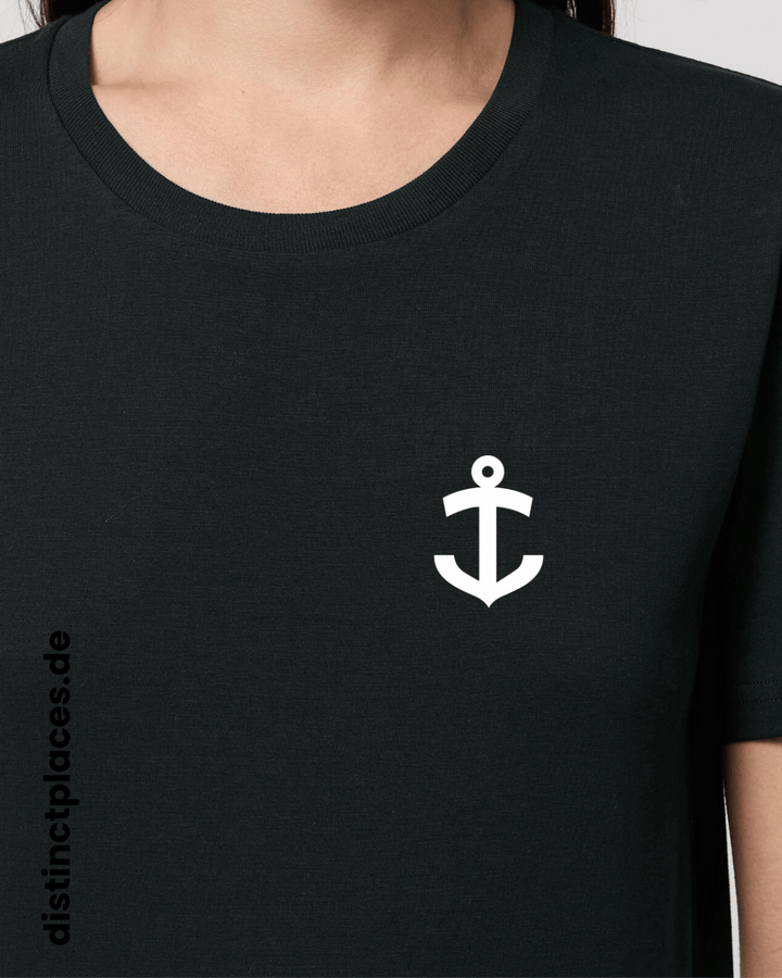 Detailansicht schwarzes fairtrade, vegan und bio-baumwoll T-Shirt von vorne mit einem minimalistischem weißen Logo, beziehungsweise Wappen für Ludwigshafen