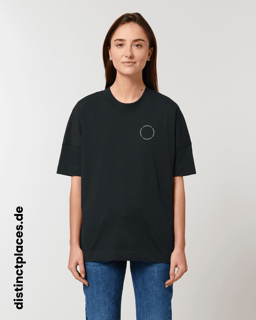Frau von vorne trägt schwarzes fairtrade, vegan und bio-baumwoll T-Shirt mit einem minimalistischem weißen Logo, beziehungsweise Schriftzug für Ludwigshafen