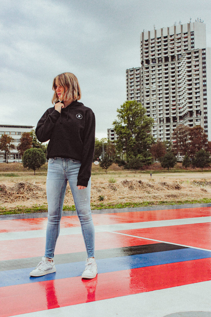Classic logo wappen schwarz hoodie frau vorne Mannheim Neckartuerme Basketballplatz Red Bull Court ganzkoerperaufnahme