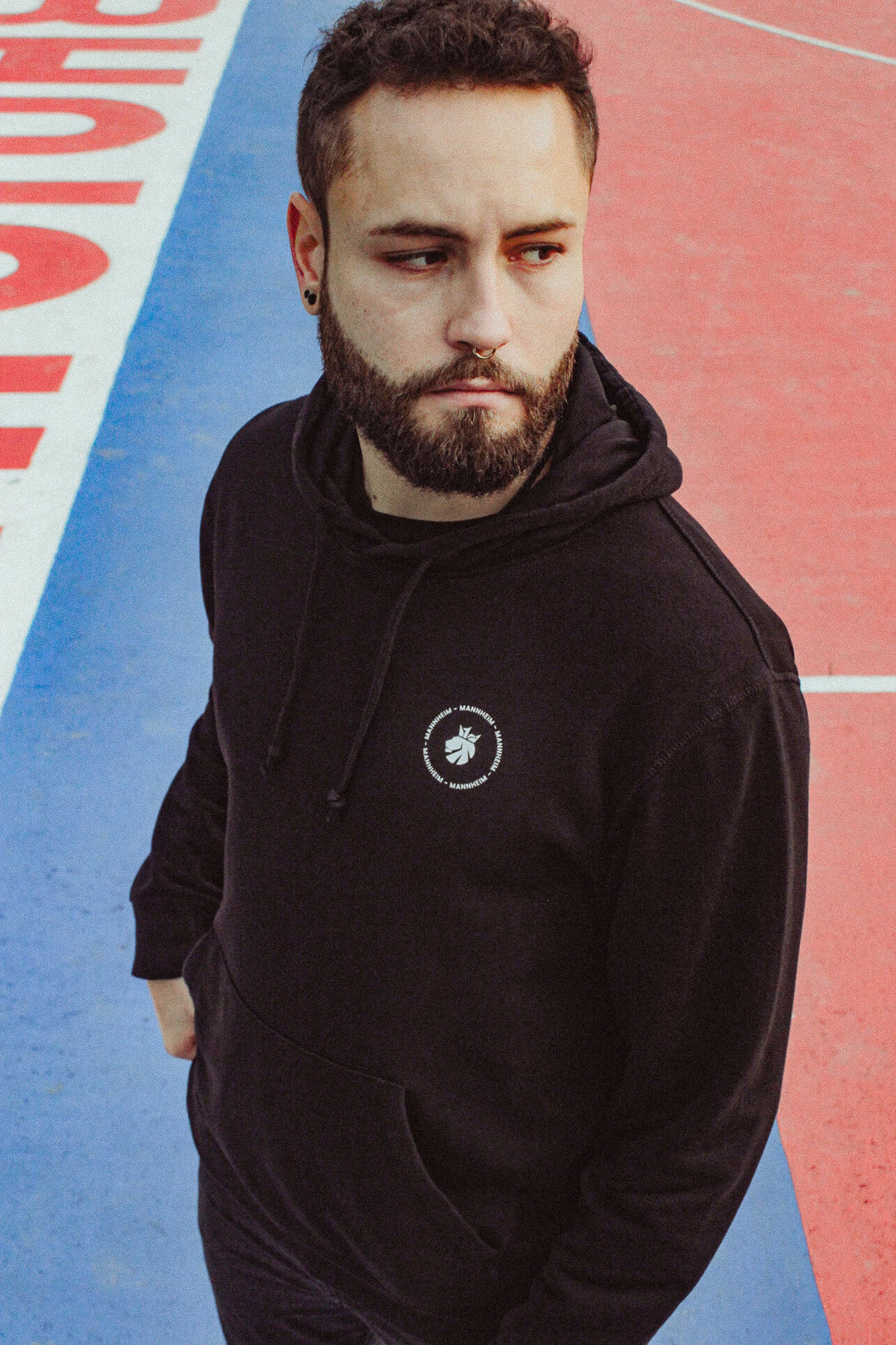 Classic logo wappen schwarz hoodie mann vorne Mannheim Neckartuerme Basketballplatz Red Bull Court ganzkoerperaufnahme