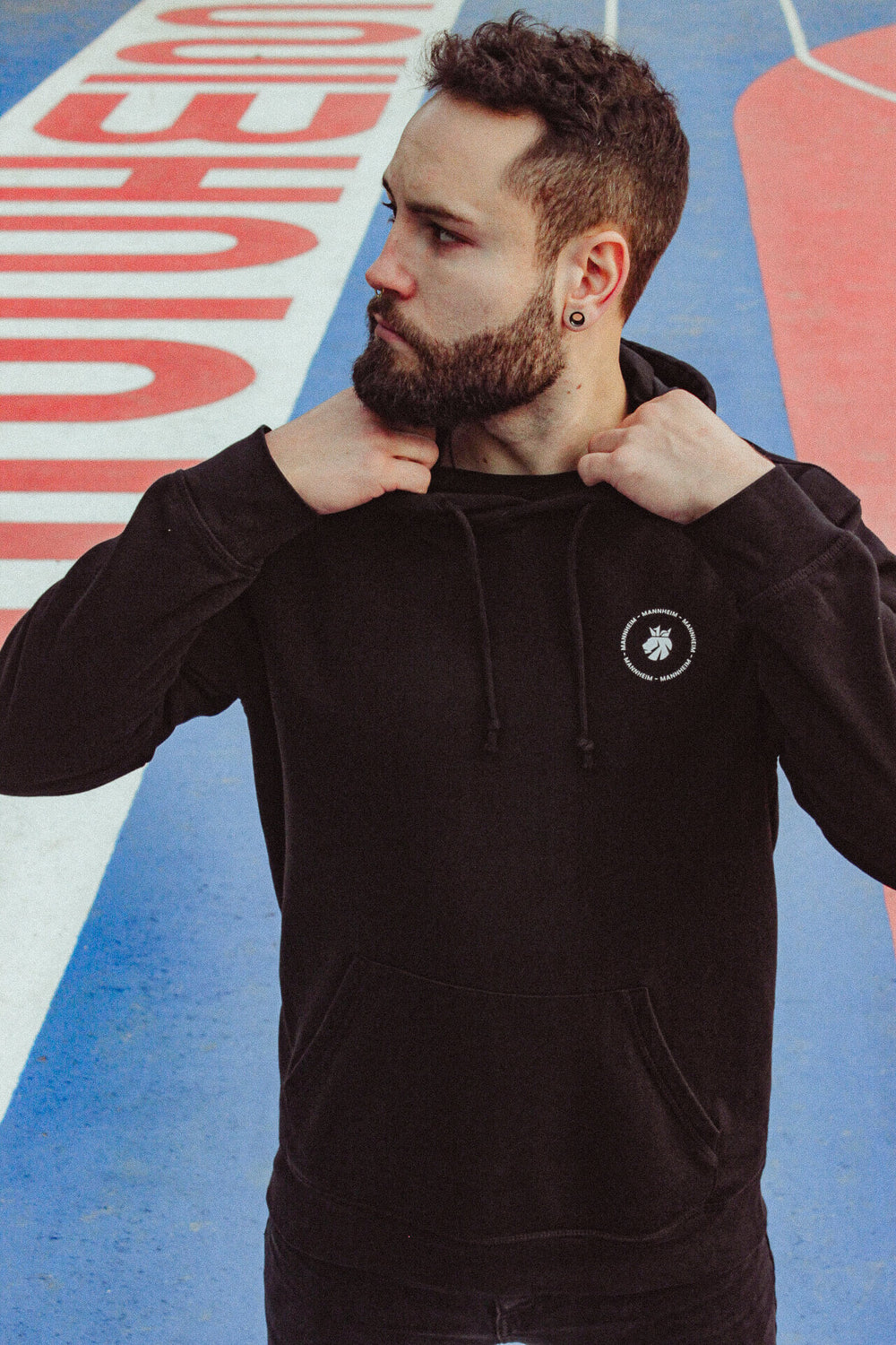 Classic logo wappen schwarz hoodie mann vorne Mannheim Neckartuerme Basketballplatz Red Bull Court ganzkoerperaufnahme