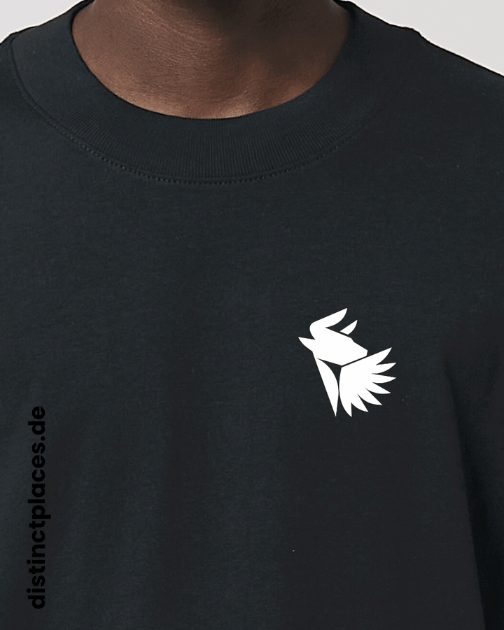 Detailansicht schwarzes fairtrade, vegan und bio-baumwoll Oversized T-Shirt von vorne mit einem minimalistischem weißen Logo, beziehungsweise Wappen für Mecklenburg-Vorpommern