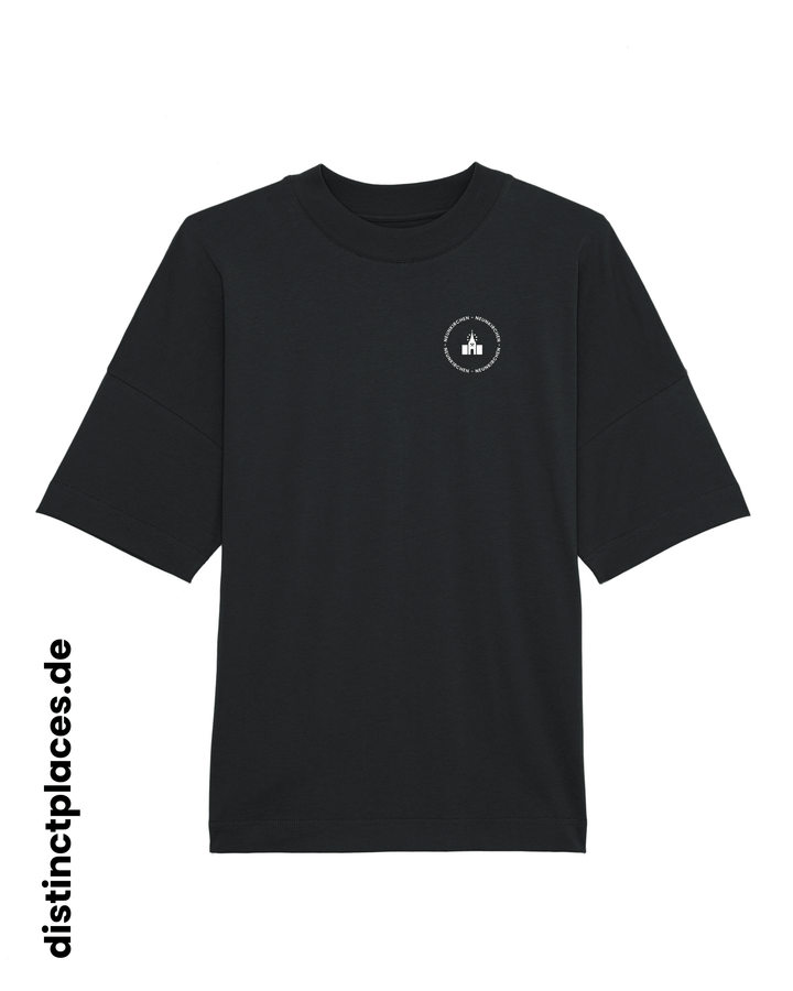 Schwarzes fairtrade, vegan und bio-baumwoll T-Shirt von vorne mit einem minimalistischem weißen Logo, beziehungsweise Wappen und Schriftzug für Neunkirchen