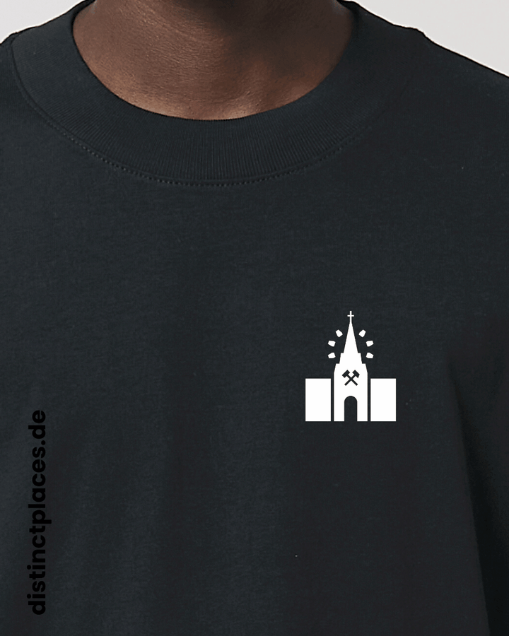 Detailansicht schwarzes fairtrade, vegan und bio-baumwoll Oversized T-Shirt von vorne mit einem minimalistischem weißen Logo, beziehungsweise Wappen für Neunkirchen