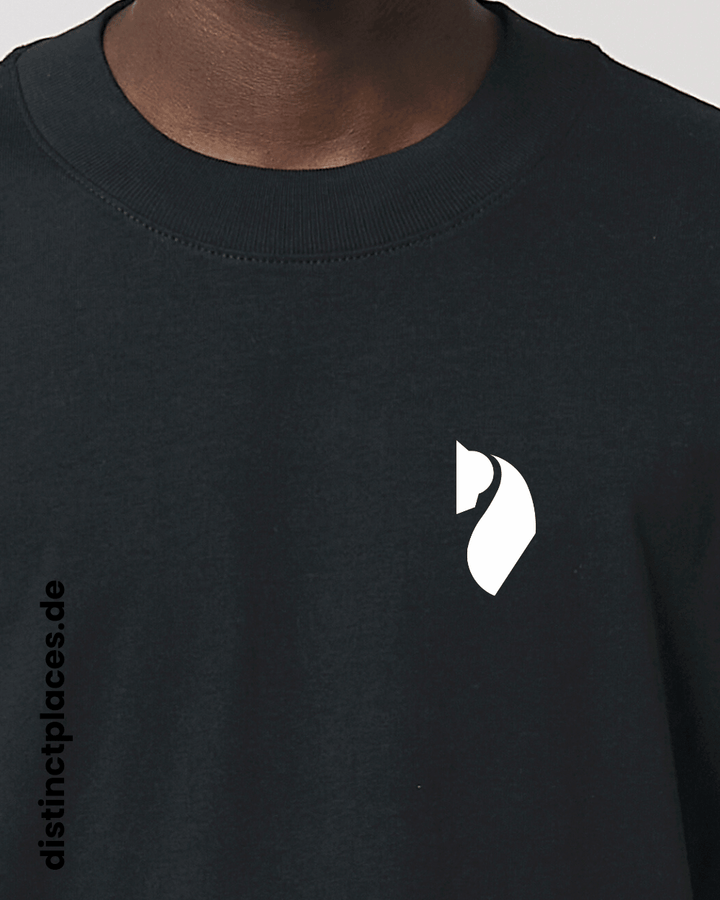 Detailansicht schwarzes fairtrade, vegan und bio-baumwoll Oversized T-Shirt von vorne mit einem minimalistischem weißen Logo, beziehungsweise Wappen für Niedersachsen
