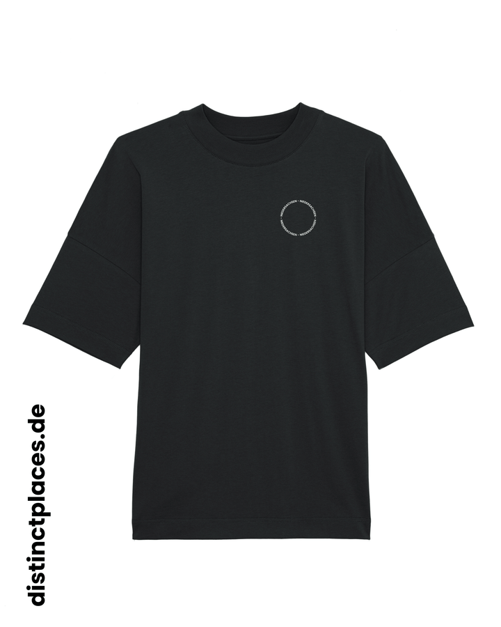 Schwarzes fairtrade, vegan und bio-baumwoll T-Shirt von vorne mit einem minimalistischem weißen Logo, beziehungsweise Schriftzug für Niedersachsen