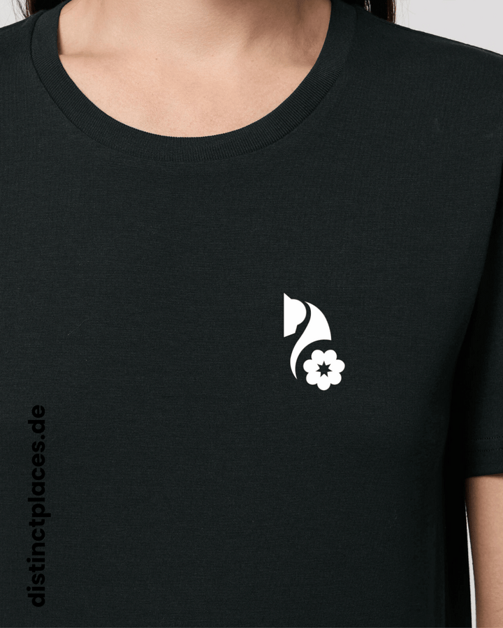 Detailansicht schwarzes fairtrade, vegan und bio-baumwoll T-Shirt von vorne mit einem minimalistischem weißen Logo, beziehungsweise Wappen für Nordrhein-Westfalen