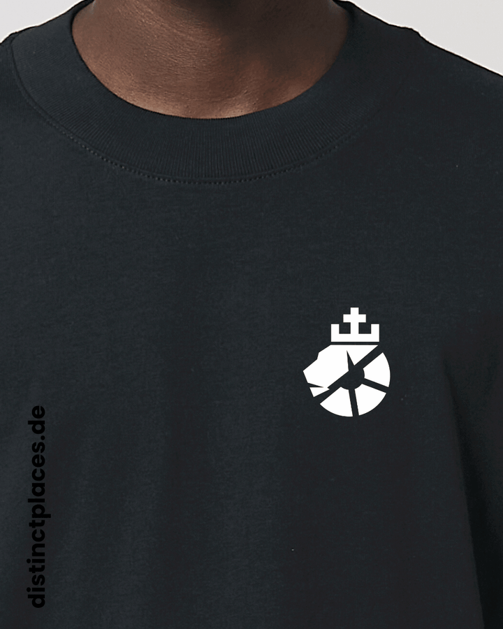 Detailansicht schwarzes fairtrade, vegan und bio-baumwoll Oversized T-Shirt von vorne mit einem minimalistischem weißen Logo, beziehungsweise Wappen für Rheinland-Pfalz