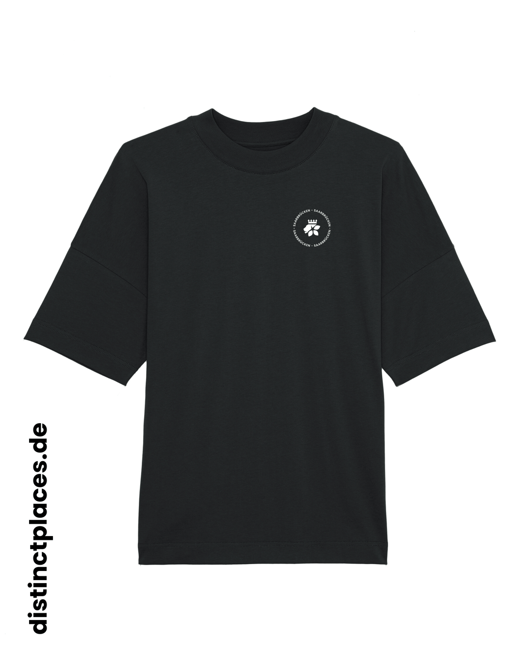 Schwarzes fairtrade, vegan und bio-baumwoll T-Shirt von vorne mit einem minimalistischem weißen Logo, beziehungsweise Wappen und Schriftzug für Saarbrücken