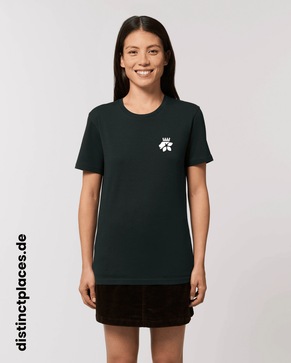 Frau von vorne trägt schwarzes fairtrade, vegan und bio-baumwoll T-Shirt mit einem minimalistischem weißen Logo, beziehungsweise Wappen für Saarbrücken