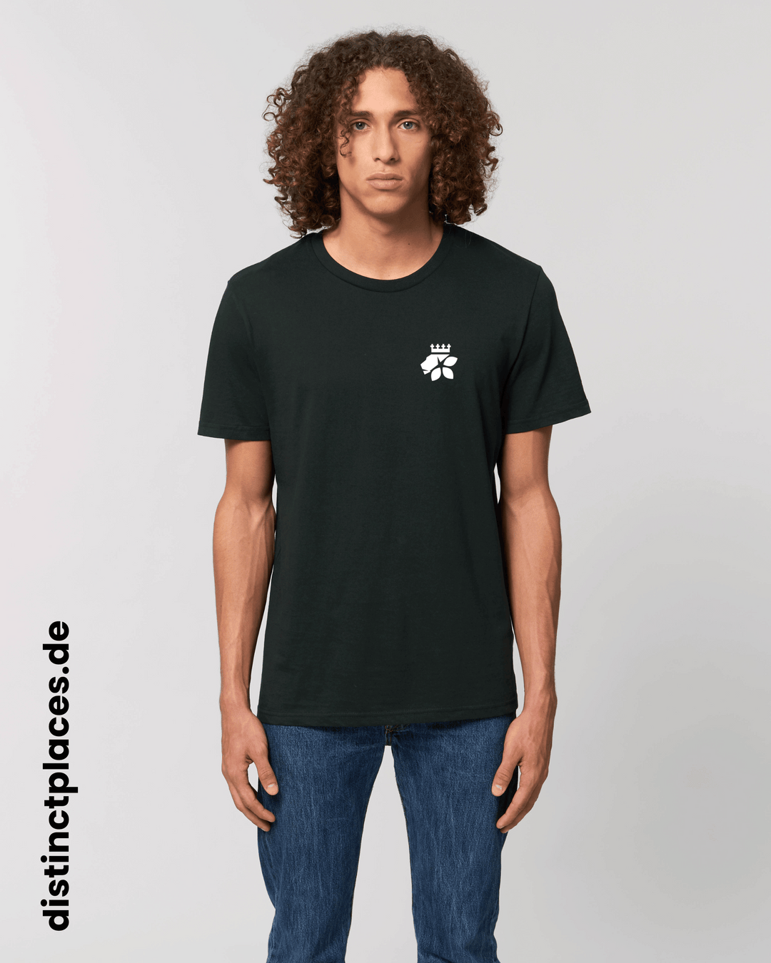 Mann von vorne trägt schwarzes fairtrade, vegan und bio-baumwoll T-Shirt mit einem minimalistischem weißen Logo, beziehungsweise Wappen für Saarbrücken