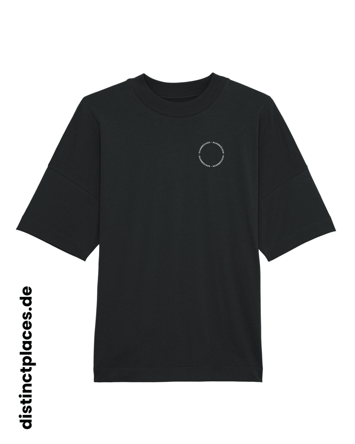 Schwarzes fairtrade, vegan und bio-baumwoll T-Shirt von vorne mit einem minimalistischem weißen Logo, beziehungsweise Schriftzug für Saarbrücken