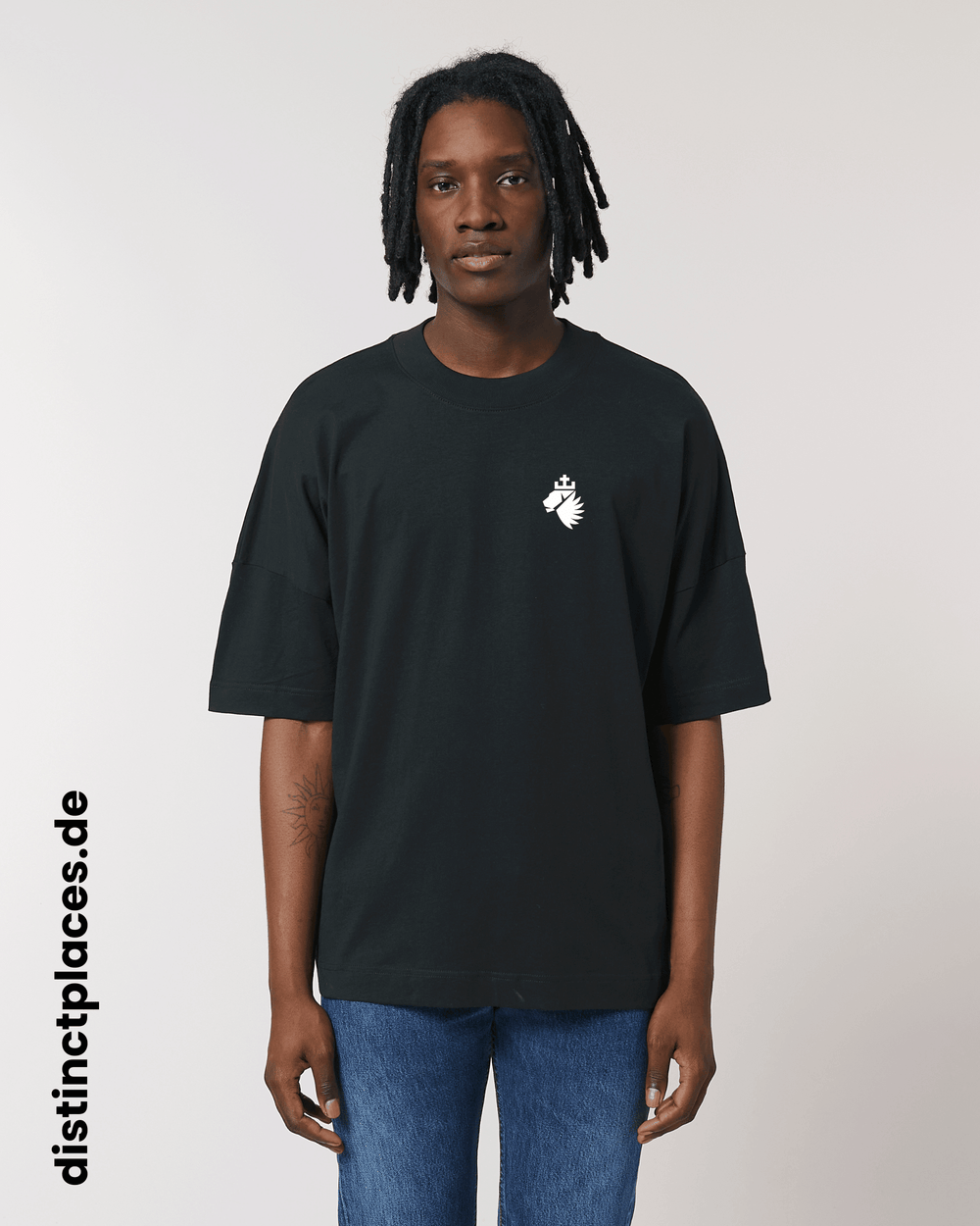 Mann von vorne trägt schwarzes fairtrade, vegan und bio-baumwoll T-Shirt mit einem minimalistischem weißen Logo, beziehungsweise Wappen für Saarland