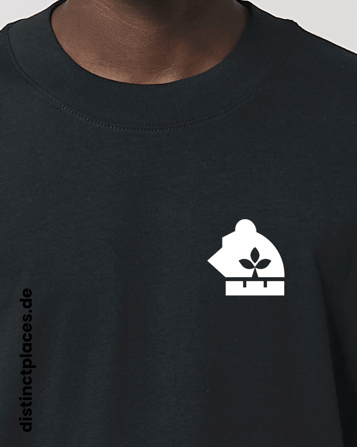 Detailansicht schwarzes fairtrade, vegan und bio-baumwoll Oversized T-Shirt von vorne mit einem minimalistischem weißen Logo, beziehungsweise Wappen für Sachsen-Anhalt