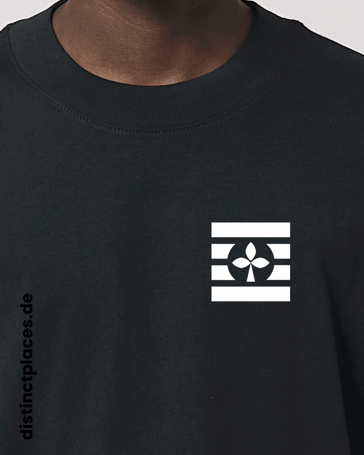 Detailansicht schwarzes fairtrade, vegan und bio-baumwoll Oversized T-Shirt von vorne mit einem minimalistischem weißen Logo, beziehungsweise Wappen für Sachsen