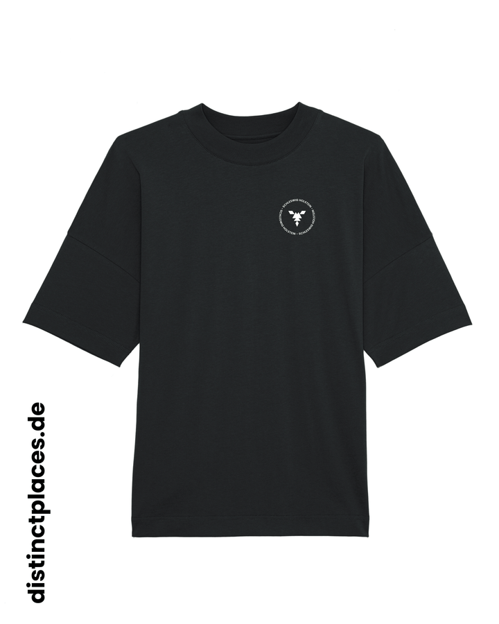 Schwarzes fairtrade, vegan und bio-baumwoll T-Shirt von vorne mit einem minimalistischem weißen Logo, beziehungsweise Wappen und Schriftzug für Schleswig-Holstein