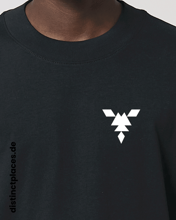 Detailansicht schwarzes fairtrade, vegan und bio-baumwoll Oversized T-Shirt von vorne mit einem minimalistischem weißen Logo, beziehungsweise Wappen für Schleswig-Holstein