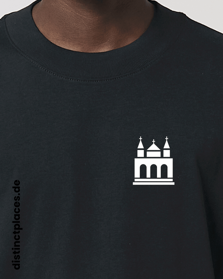Detailansicht schwarzes fairtrade, vegan und bio-baumwoll Oversized T-Shirt von vorne mit einem minimalistischem weißen Logo, beziehungsweise Wappen für Speyer