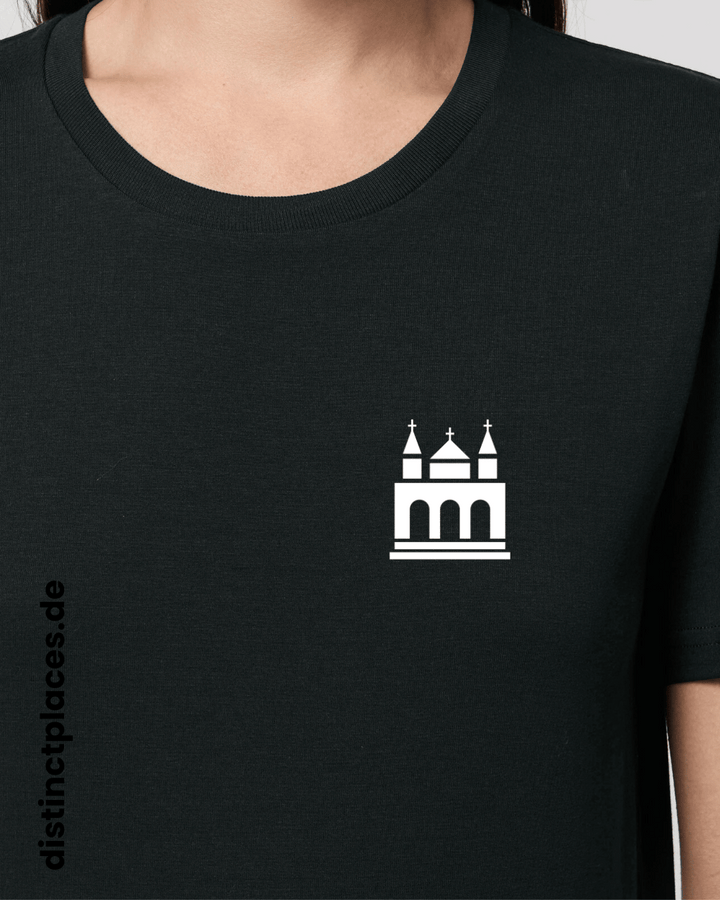 Detailansicht schwarzes fairtrade, vegan und bio-baumwoll T-Shirt von vorne mit einem minimalistischem weißen Logo, beziehungsweise Wappen für Speyer