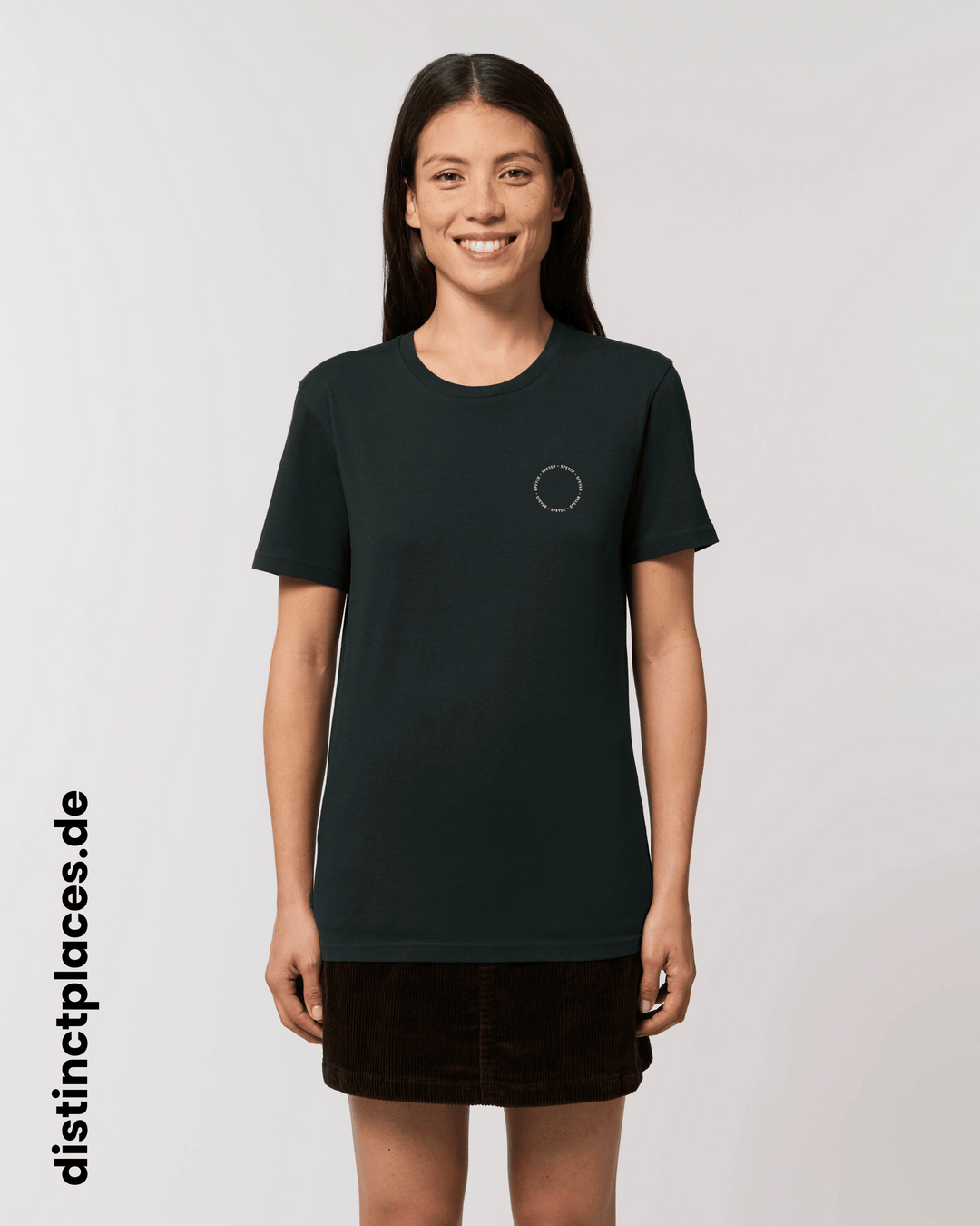 Frau von vorne trägt schwarzes fairtrade, vegan und bio-baumwoll T-Shirt mit einem minimalistischem weißen Logo, beziehungsweise Schriftzug für Speyer
