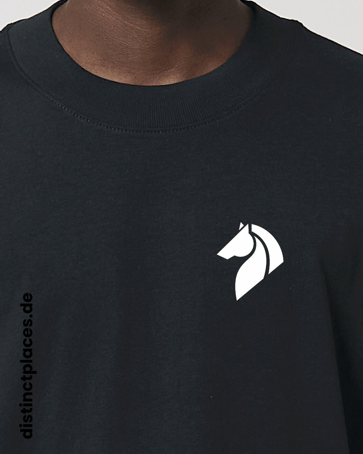 Detailansicht schwarzes fairtrade, vegan und bio-baumwoll Oversized T-Shirt von vorne mit einem minimalistischem weißen Logo, beziehungsweise Wappen für Stuttgart